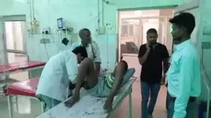 बदायूं: संजरपुर गांव में बाजार जा रहे व्यक्ति को दबंगों ने लाठी-डंडों से पीटकर किया घायल, जिला अस्पताल में कराया भर्ती