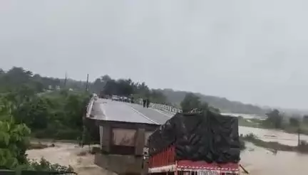 *झारखंड: खूंटी से तोरपा सिमडेगा जाने वाले मार्ग में पुल धंसने के कारण आवागमन पूरी तरह से बंद।* Ckp Headlines