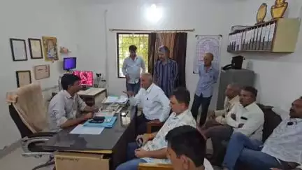 કુતિયાણા: તાલુકાના ગ્રામ્ય પંથકમાં વીજ ધાંધિયા સામે આક્રોશ, 7 ગામના સરપંચોએ PGVCL કચેરી ખાતે કરી ઉગ્ર રજુઆત #jansamasya