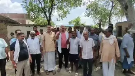 आज़मगढ़: सीएम योगी के आगमन से 24 घंटे पूर्व, कोल्हूखोर वासियों ने चकबंदी विभाग पर लगाए गंभीर आरोप, निष्पक्ष चकबंदी की मांग की