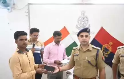 नौगढ़: सर्विलांस टीम ने विभिन्न स्थानों से 102 खोए हुए मोबाइल फोन बरामद कर परिजनों को सुपुर्द किए