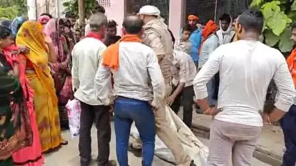 मड़िहान: रामपुर पहाड़ी के पास विद्युत जम्फर जोड़ते समय पोल टूटने से विद्युत संविदा लाइनमैन की गिरने से हुई मौत, शव चीरघर पहुंचा