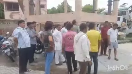 सादाबाद: सादाबाद में ट्रक पर तिरपाल डालते समय हेल्पर विद्युत लाइन की चपेट में आया, मौत, पुलिस ने शव भेजा पोस्टमार्टम के लिए
