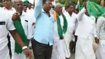ಬಳ್ಳಾರಿ: ತುಂಗಭದ್ರ ಕಾಲುವೆಗೆ ನೀರು ಬಿಡುವಂತೆ ನಗರದಲ್ಲಿ ತುಂಗಭದ್ರಾ ರೈತ ಸಂಘ ಪ್ರತಿಭಟನೆ
