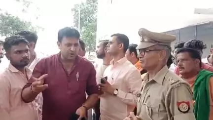 नौगावां सादात: गांव दौलतपुर में घर में घुसकर मारपीट व आग लगाने के मामले में बजरंग दल के पदाधिकारी ने नौगांवा थाने पर किया हंगामा