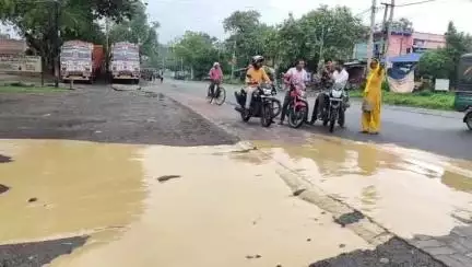 एगारकुंड: डीवीसी के लिए अंडरग्राउंड केबलिंग करने के कारण पेयजल पाइप लाइन हुआ क्षतिग्रस्त ग्रामीणों ने किया हंगामा#jansamasya