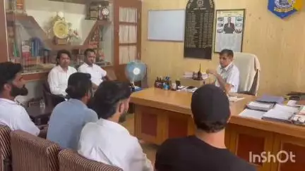 मंडी: गौ तस्करी मामले में पुलिस पर गौ रक्षकों का आरोप, 17 गौवंश से भरा कैंटर पकड़ा, पुलिस ने वीडियो डिलीट कराया