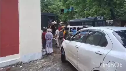 বারাসাত ১: গ্রেফতার ভুয়ো পুলিশ সুপারকে নিয়ে আসা হল বারাসাত জেলা আদালতে