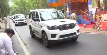 पटना ग्रामीण: मुख्यमंत्री आवास परिसर से CM नीतीश कुमार ने 520 चार पहिया और 98 दोपहिया वाहनों को किया रवाना