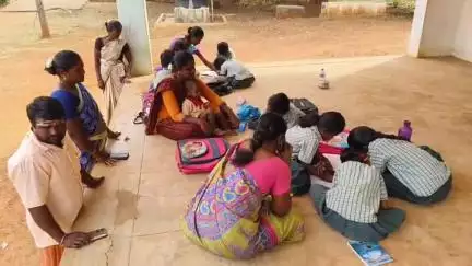 காரைக்குடி: கருகுடியில் அரசு பள்ளி ஆசிரியைக்கு எதிர்ப்பு தெரிவித்து கலையரங்கத்தில் குழந்தைகளுக்கு பாடம் எடுத்த பெற்றோர் #localissue