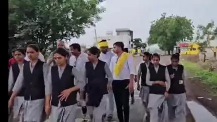 वरला: ग्राम चाटली की छात्रा व सैंधवा विधायक प्रतिनिधि मुख्यमंत्री के कार्यक्रम में जा रहे पैदल, पुलिस ने था रोका