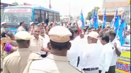 சிவகங்கை: தமிழ்நாடு அரசு ஊழியர்கள் சங்க போராட்டம் - 114 பெண்கள் உள்பட 132 பேர் அரண்மனை வாசல் பகுதியில் கைது