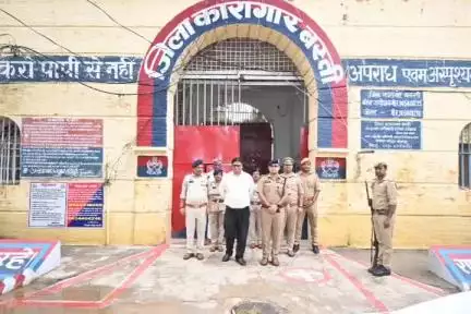 बस्ती: जिलाधिकारी एवं पुलिस अधीक्षक बस्ती ने जिला कारागार का आकस्मिक निरीक्षण किया