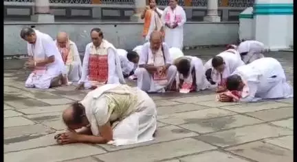 বৰপেটা: জাৰাবাৰী সত্ৰৰ সত্ৰাধিকাৰক বৰপেটা সত্ৰৰ পৰা মালা, নিৰ্মালি অৰ্পণ কৰি বুঢ়া সত্ৰাধিকাৰ হিচাপে স্বীকৃতি প্ৰদান