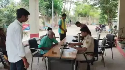 बेन: आगामी विधानसभा चुनाव को लेकर बेन थाना में लाइसेंस धारकों के शस्त्रों का हो रहा सत्यापन