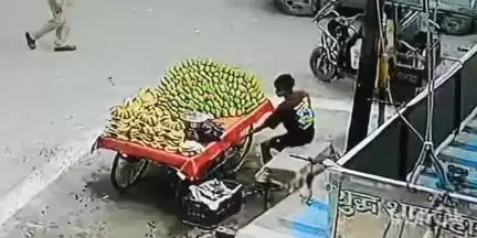 बागपत: राष्ट्र वंदना चौक, बागपत में एक शातिर चोर ने आम की ठेली के गल्ले से नगदी चुराई, पीड़ित ने कोतवाली पर दी तहरीर