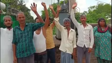 अमरोहा: अमरोहा में बिजली से हाहाकार,गांव सौनाली मै बिजली ट्रांसफार्मर से लोग परेशान, घरों से निकले #jansamasya