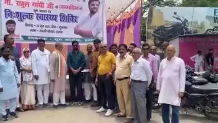 इटावा: राहुल गांधी के जन्मदिन पर यूथ कांग्रेस कमेटी ने शास्त्री चौराहे पर जनसेवा का उदाहरण पेश करते हुए स्वास्थ्य शिविर लगाया