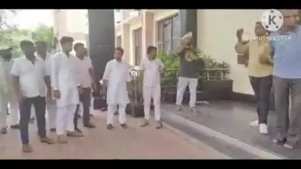 सोनीपत: शराब का ठेका हटवाने की मांग को लेकर लघु सचिवालय परिसर में लोगों ने किया प्रदर्शन