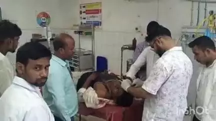 भभुआ: झींगई डिहरा गांव के पास अनियंत्रित बाइक से गिरकर एक पशु चिकित्सक गंभीर रूप से घायल, इलाज के बाद हायर सेंटर किया गया रेफर
