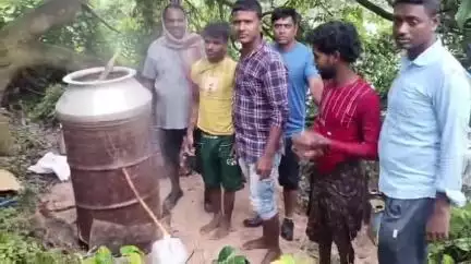 নবগ্রাম: নবগ্রাম থানার পুলিশি অভিযানে। উদ্ধার বিপুল পরিমাণে চোলায় মদ,চোলাই মদ তৈরি করার সময় হাতেনাতে গ্রেপ্তার এক ব্যক্তি