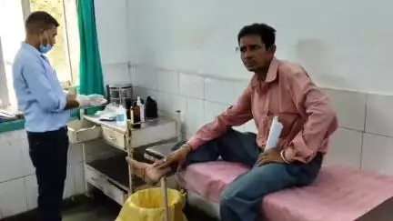 डूंगरपुर: शहर के नया बस स्टैंड पर सड़क किनारे खड़े तीन लोगों को गुरुवार दोपहर 2 बजे एक ईको कार ने मारी टक्कर