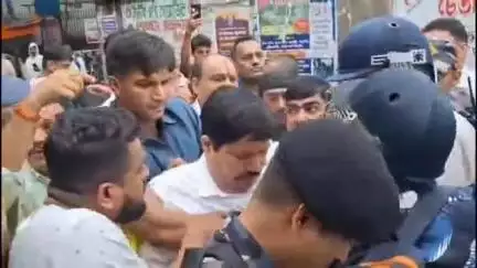 ব্যারাকপুর ২: গারুলিয়া লেলিননগরে যাওয়ার পথে পুলিশের তরফ থেকে আটকানো হল বিজেপির প্রতিনিধিদলকে
