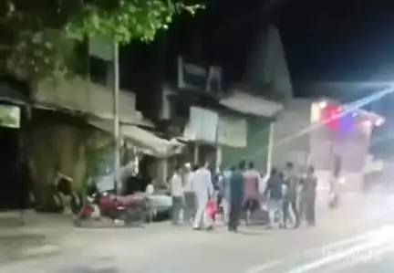 बिलग्राम: सांडी थाने के पास आधा दर्जन लोगों ने एक युवक की पिटाई की, वीडियो हुआ वायरल
