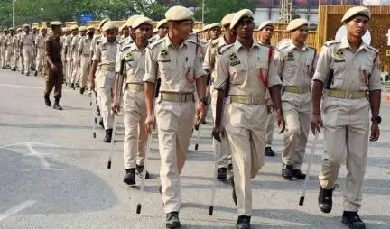 कोई दहाड़ मारकर रोया तो किसी पर नोटों की हुई बारिश, यूपी पुलिस की ट्रेनिंग पर जा रहे युवकों का वीडियो वायरल