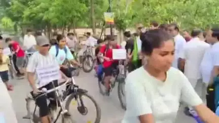 अमरोहा: 11वें अंतर्राष्ट्रीय योग दिवस के अवसर पर अमरोहा कलेक्ट परिसर में विशाल योग जागरूकता साइकिल रैली निकाली गई