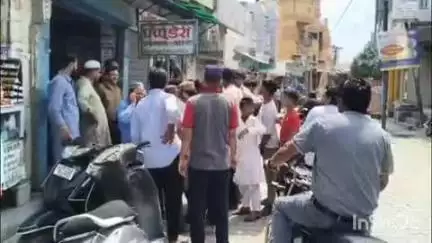 बिजनौर: मोहल्ला काजीपाड़ा में व्यापारी की दुकान से गला तोड़कर नगदी चोरी करने वाले चोर को व्यापारी ने पकड़ा, पुलिस को सौंपा