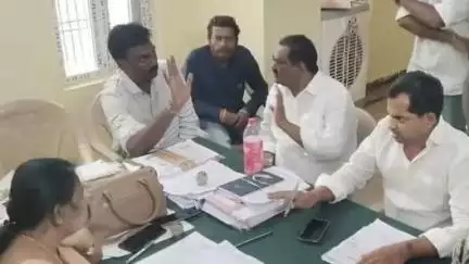 పత్తికొండ: వెల్దుర్తి లో మండల అధికారులతో టిడిపి నేతలు ప్రజల తాగునీటి డ్రైనేజ్ సమస్య గురించి వివరించారు అధికారులకు