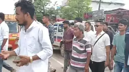 শিৱসাগৰ: এছ কে পেট্ৰ'ৰ বিৰুদ্ধে প্ৰতিবাদ সাব্যস্ত কৰি শিৱসাগৰত পেট্ৰোলিয়াম মন্ত্ৰীৰ প্ৰতিকৃতি দাহ বীৰ লাচিত সেনা অসমৰ