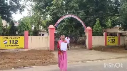 पडरौना: धोबीघाट में बुजुर्ग महिला को बेटे-बहू ने घर से निकाला, पीड़िता ने एसपी से न्याय की लगाई गुहार