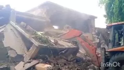 धमतरी: नगर निगम धमतरी ने करीब 90 साल पुराना डागा धर्मशाला को जेसीबी चलाकर तोड़ा