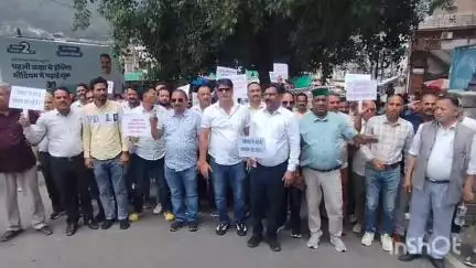 मंडी: मण्डी में ठेकेदारों ने निकाली विरोध रैली, राज्यपाल को भेजा ज्ञापन