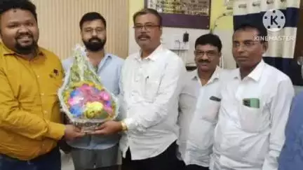 বিষ্ণুপুর ১: চন্ডী দৌলতাবাদ গ্রামীণ হাসপাতালের BMHO সৈকত বসুর বিদায় সংবর্ধনা জানান গ্রামীন হাসপাতালে কর্মরত চিকিৎসক ও কর্মীরা।