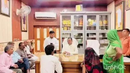 डिबाई: डिबाई विधायक सीपी सिंह ने अपने कैम्प कार्यालय पर जनता की जनसमस्याएं सुनीं, अधिकारियों को दिए दिशा निर्देश