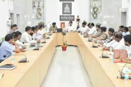 उरई: उरई पुलिस लाइन में बैठक सम्पन्न, अपराधियों के खिलाफ हो कानूनी कार्रवाई