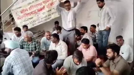 पेहोवा: ऑल हरियाणा पावर कारपोरेशन वर्कर यूनियन ने शहरी अधिकारियों के खिलाफ कर्मचारियों की समस्याओं के लिए की गेट मीटिंग
