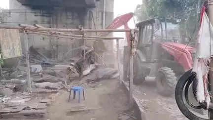 সোনারপুর: নরেন্দ্রপুর থানার সামনে বুলডোজার, এক লহমায় উধাও আদি গঙ্গার পাড়ের বাজার! হঠাৎ বাজার গুঁড়িয়ে দিল প্রশাসন