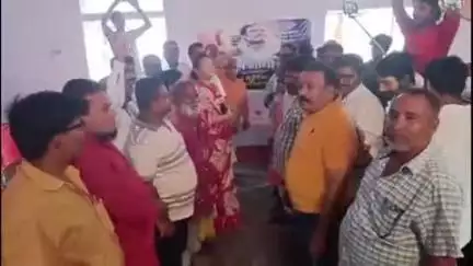 बिहार: जिला कांग्रेस कार्यालय में कांग्रेस कार्यकर्ताओं ने राहुल गांधी का जन्मदिन मनाया