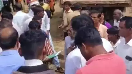 राहुरी: खडांबे येथे आदिवासी स्मशानभूमीत गौण खनिज उत्खनन झाल्याने समाज बांधवांचा हल्लाबोल, तनपुरेंनी महसूल प्रशासनाला धरले धारेवर