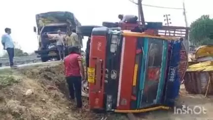 अजीतमल: कोतवाली क्षेत्र के नेशनल हाईवे पर बिजली घर के समीप तार लोड कर जा रहे डीसीएम में पीछे से दूसरी डीसीएम ने मारी टक्कर