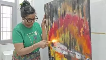 कोल: अहमदाबाद प्लेन क्रैश घटना पर अलीगढ़ की आर्टिस्ट ने बनाई पेंटिंग, कहा- 250 लोगों की मौत का दर्द किया बयां