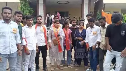 बरेली: अखिल भारतीय विद्यार्थी परिषद के कार्यकर्ताओं ने बारादरी थाने का किया घेराव, पुलिस मुर्दाबाद के लगाए नारे