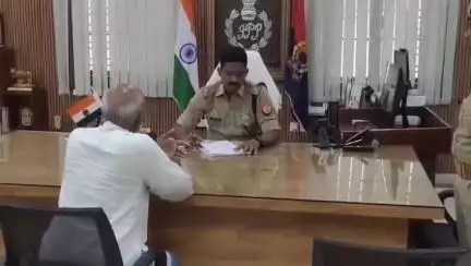 मऊ: बकवल स्थित एसपी कार्यालय में एसपी इलामारन जी द्वारा की गई जनसुनवाई, लगभग 17 मामलों के निस्तारण के दिए निर्देश