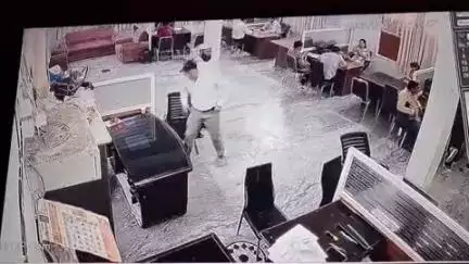 झांसी: कोतवाली थाना क्षेत्र में रियल स्टेट कंपनी के ऑफिस में युवक ने की तोड़फोड़, घटना सीसीटीवी कैमरे में कैद
