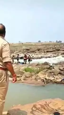 बारा: टोंस नदी के पटपर घाट पर उमड़ी सैलानियों की भीड़, सुरक्षा के लिए पुलिस तैनात, एसीपी कर रहे नियमित निरीक्षण