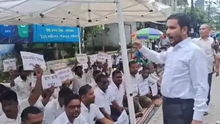 উত্তৰ লক্ষীমপুৰ: উচ্ছেদৰ বিৰোধিতাৰে নগৰৰ জিলা আয়ুক্ত কাৰ্যালয়ৰ সন্মুখত দুই ঘণ্টীয়া অৱস্থান ধৰ্মঘট কাৰ্যসূচী পালন জিলা আমছুৰ